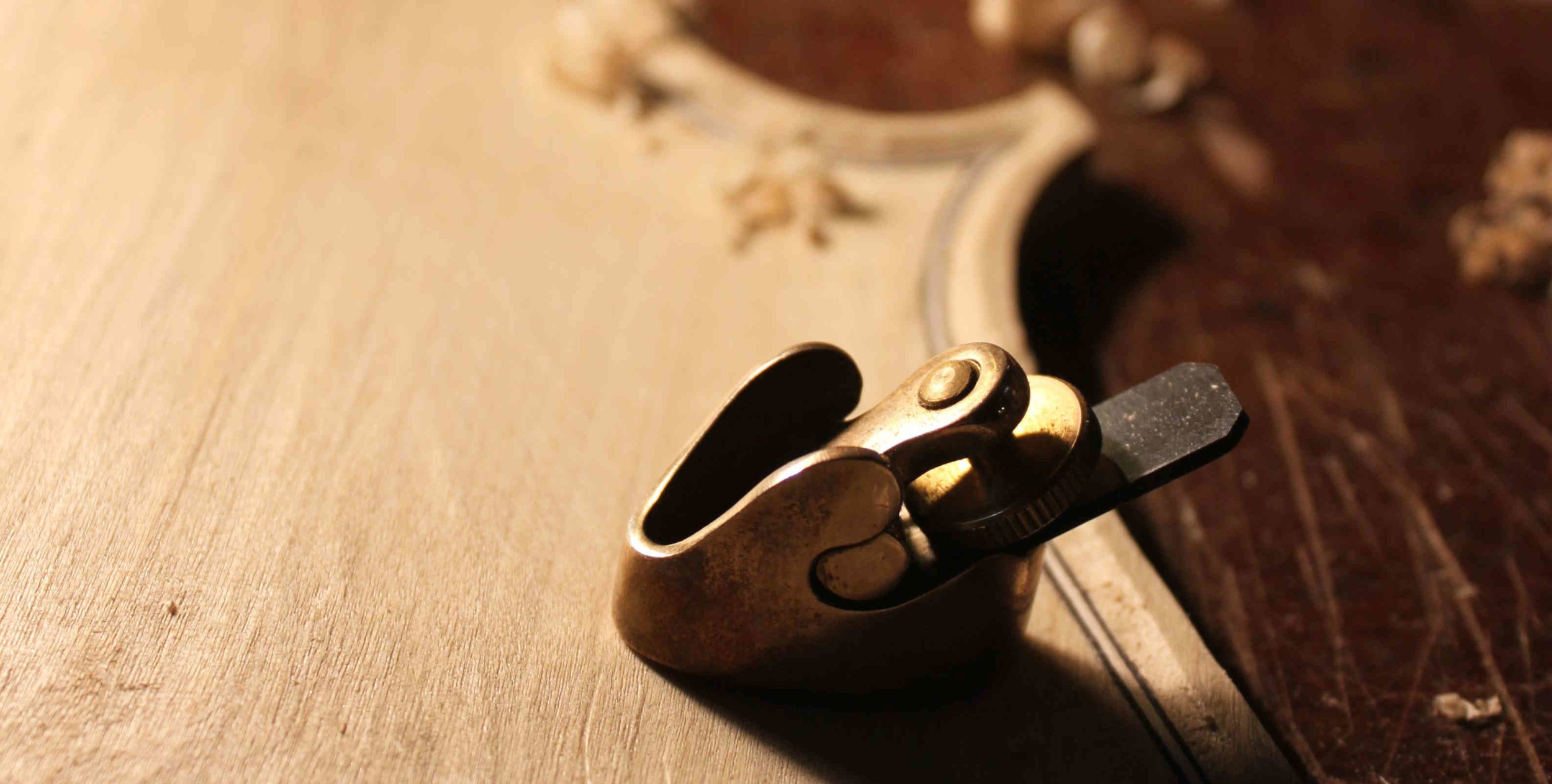 A thumb plane on top of cello back plate